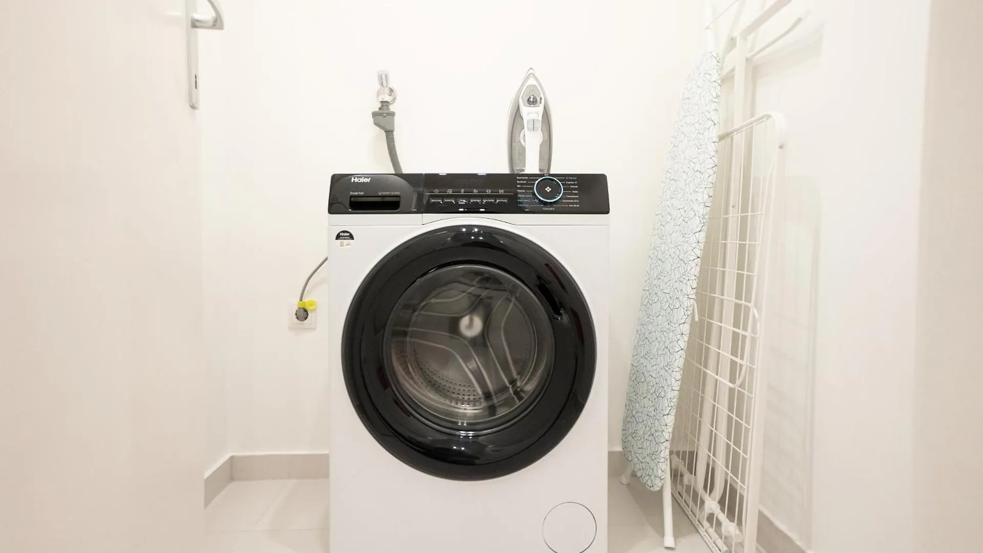 Brand New! Selfcheck-In, King Size Bed, Free Wi-Fi Apartment Vienna 0*,