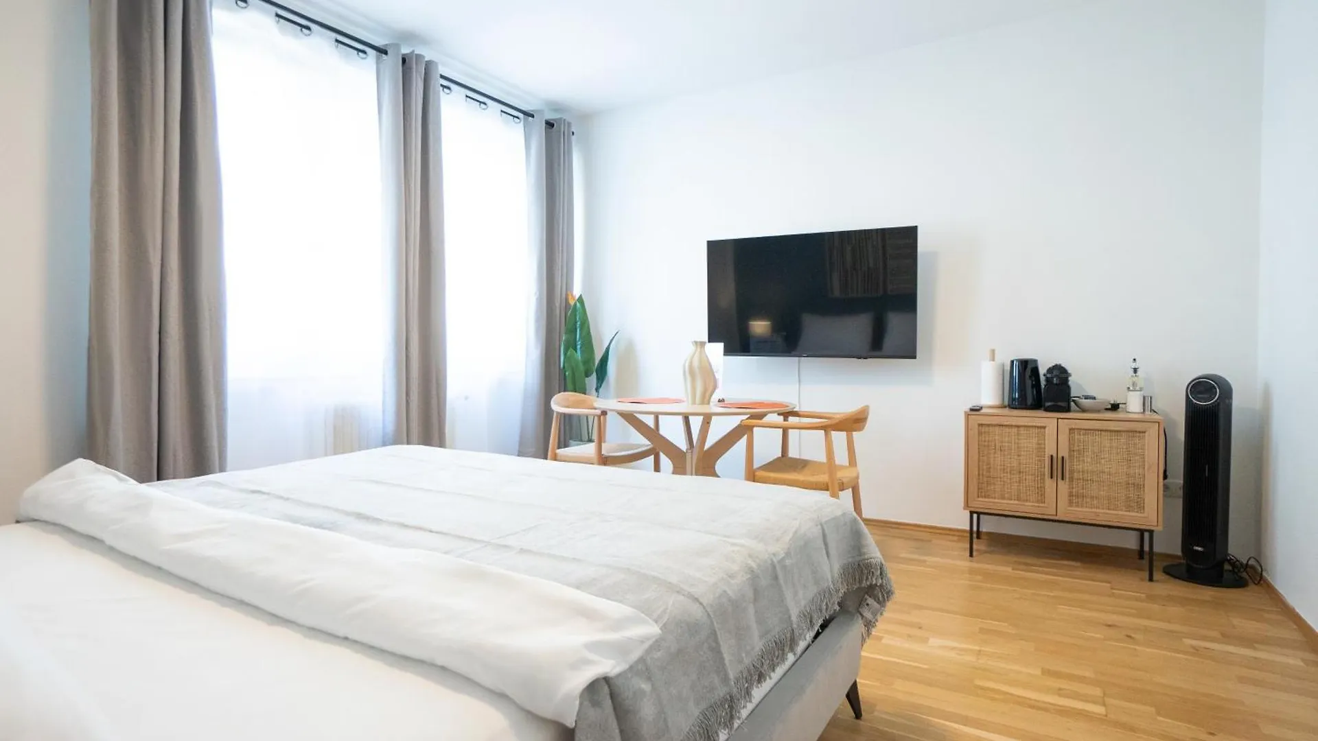 Brand New! Selfcheck-In, King Size Bed, Free Wi-Fi Apartment Vienna 0*,  Austria